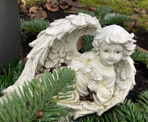 Kleiner Friedhofsengel im Winter auf dem Friedhof