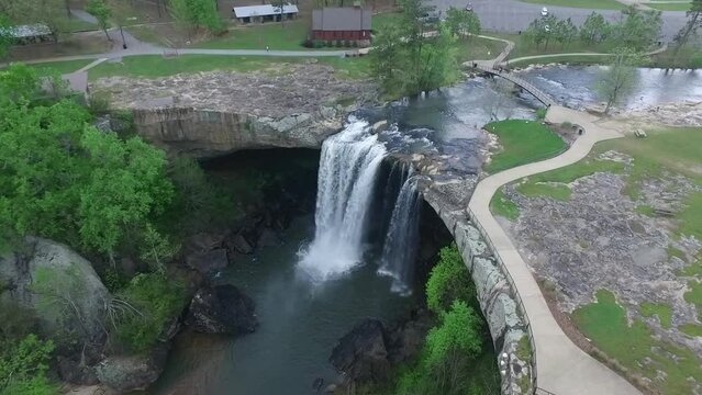 Noccalula Falls Park and Campgrounds in Alabama, Gadsden. Beautiful Landscape