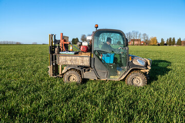 Analyse annuelle de reliquats azote dans une parcelle de blé.. Prélèvement effectué à l'aide d'un Quad équipé d'une tarrière hydraulique automatique