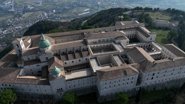 Abbazia di Montecassino, Cassino, Lazio, Italia.
vista panoramica aerea con drone.