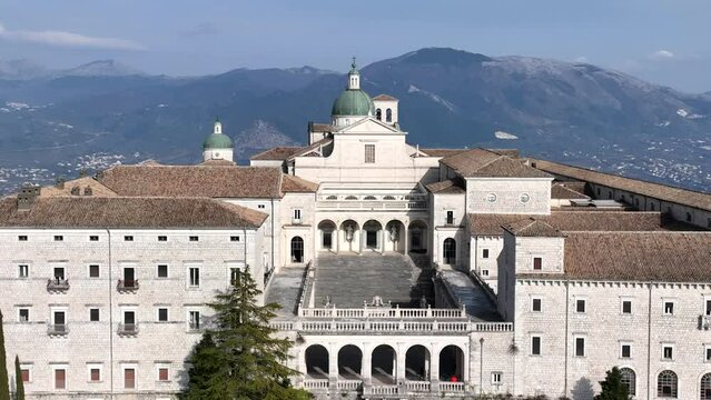 Abbazia di Montecassino, Cassino, Lazio, Italia.
vista panoramica aerea con drone.