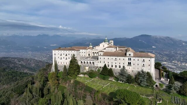 Abbazia di Montecassino, Cassino, Lazio, Italia.
vista panoramica aerea con drone.