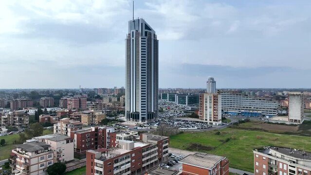 il moderno quartiere di Latina, citt&agrave; del Lazio, Italia
I grattacieli del centro di Latina