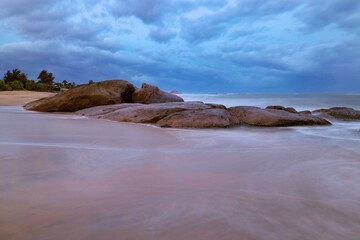 Fototapeta na wymiar scenic view over the popular Kirinda Beach Sri Lanka with stormy sea in the evening