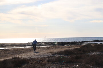 ciclista de ruta por la playa
