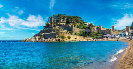 Fototapeta premium Beach at Tossa de Mar and fortress