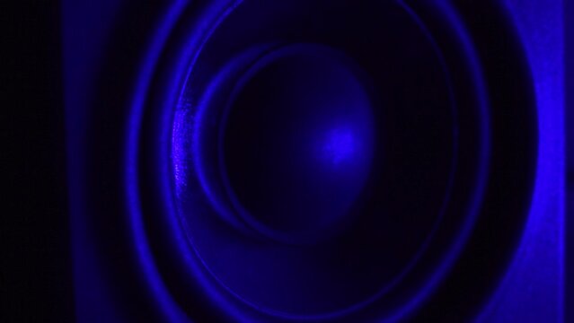 parlante con luz azul resonando al son de una canci&oacute;n