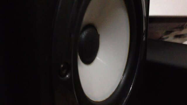 parlante con luz azul resonando al son de una cancion