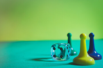Spielfiguren und Würfel - Copy Space