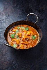 Traditioneller würziges indischer Garnelen Madras Curry Rogan Josh mit Riesengarnelen serviert als close-up in einer Korai Schale