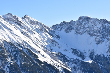 Fototapeta na wymiar Schneebedeckter Gebirgszug im Kleinwalsertal, Tirol, Österreich