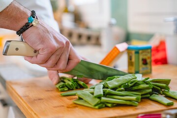 Chef cortando verduras