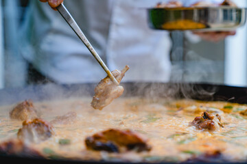 cocinando paella