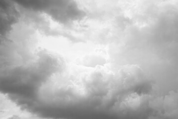 Wolkenbilder an einem windigen Tag, hin und wieder blitzt die Sonne durch