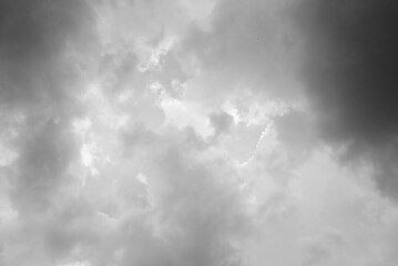 Wolkenbilder an einem windigen Tag, hin und wieder blitzt die Sonne durch