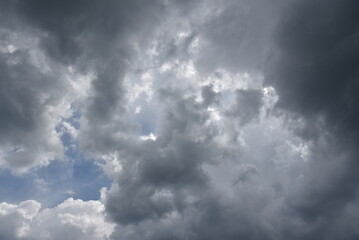 Wolkenbilder an einem windigen Tag, hin und wieder blitzt die Sonne durch