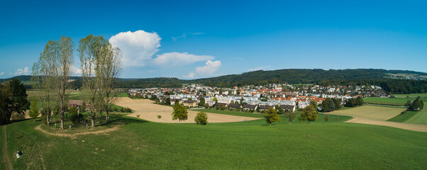 Panoramablick auf die Aargauer-Gemeinde Fislisbach mit dem Boll (Hügelanlage) – dem Wahrzeichen des Dorfes.