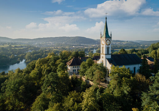 Die Kirche und Pfarrhaus der Gemeinde Rein trohngt &uuml;ber dem Wasserschloss von Aare und Reuss.
