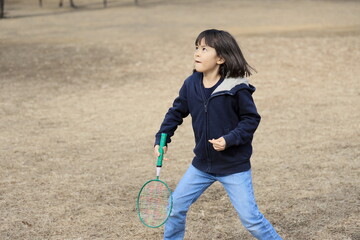 バドミントンをする女子小学生 (8歳)