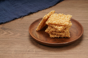 Fototapeta na wymiar A plate of crispy rice is on the wooden table