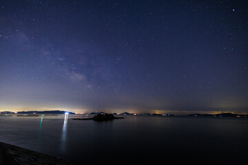 日本の岡山県浅口市寄島町の美しい海に浮かぶ天の川