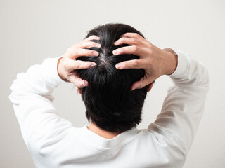 男性の後頭部　髪の毛　つむじ