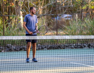 chico latino con una raqueta de tenis en la mano, en el momento de golpear la bola
