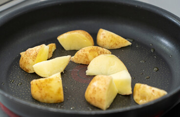フライパンでじゃがいもを炒める