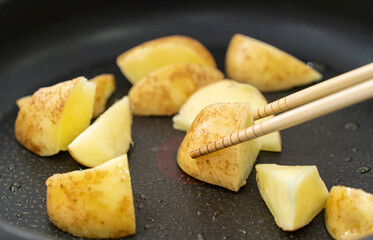 フライパンでじゃがいもを炒める