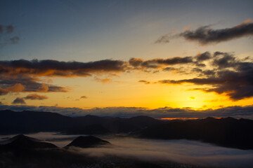 Fototapeta premium 兵庫県 西脇市 矢筈山 雲海 日の出 