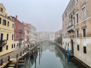 Fototapeta na wymiar Venise sous la brume