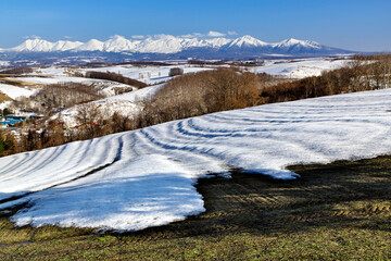 残雪の丘と十勝岳連峰（美瑛町）
