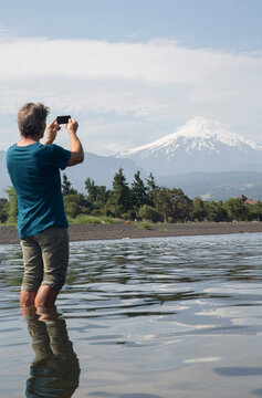 Man takes smart phone pic across lake, Villarica volcano
