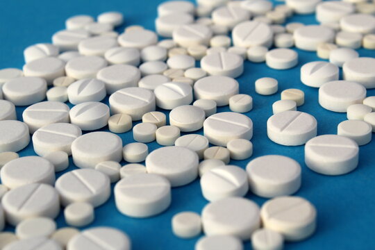  Abstract background of white pills on a blue background.