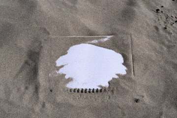 砂に埋まったスケッチブック