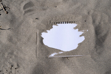 砂に埋まったスケッチブック