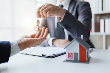 Real estate company to buy houses and land are delivering keys and houses to customers after agreeing to make a home purchase agreement and make a loan agreement.