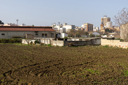 Contraste. Tierras de cultivo en el borde de la ciudad. M&eacute;rida, Extremadura, Espa&ntilde;a.