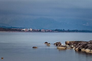 Panorama della costa con foschia