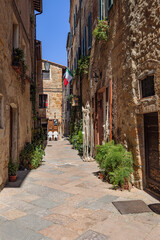 Fototapeta na wymiar Streets in the historic town Pienza in the Val d'Orcia in Tuscany, Italy.