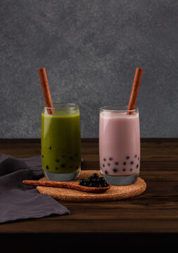 Matcha bubble tea with matcha chocolate and tapioka pearls on a dark background.