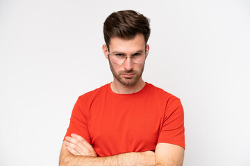 Obraz premium Young caucasian man isolated on white background With glasses and arms crossed