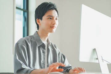 自宅でテレワークをする若いビジネスマンの男性