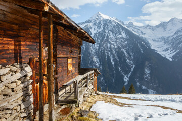 Blick von einer Skihütte ins gegenüberliegende Hochtal in Österreich