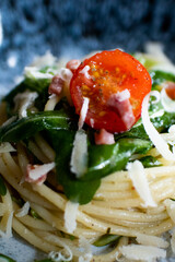Spaghetti Nudel Salat mit Rucola, Parmesan, Speck und Tomate