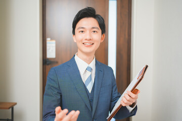 訪問販売をする若いビジネスマンの男性