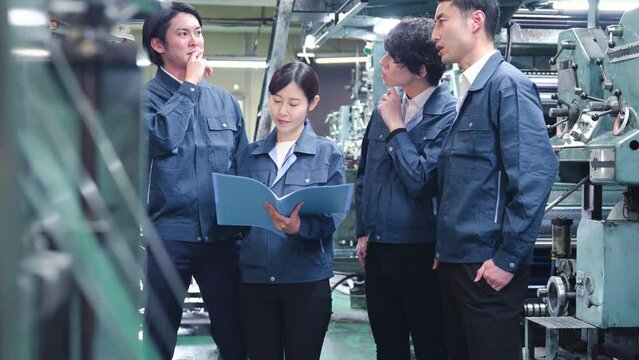 工場で働く技術者