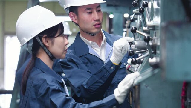 工場で働く技術者
