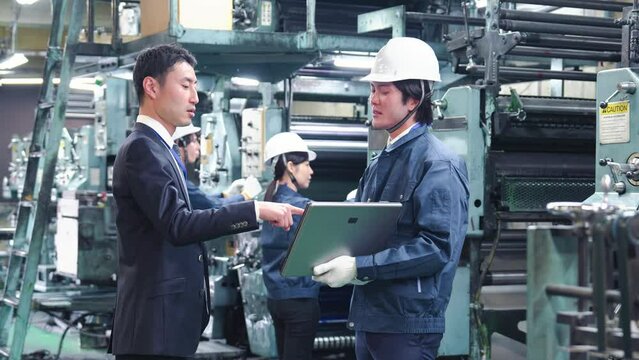 工場で働く技術者