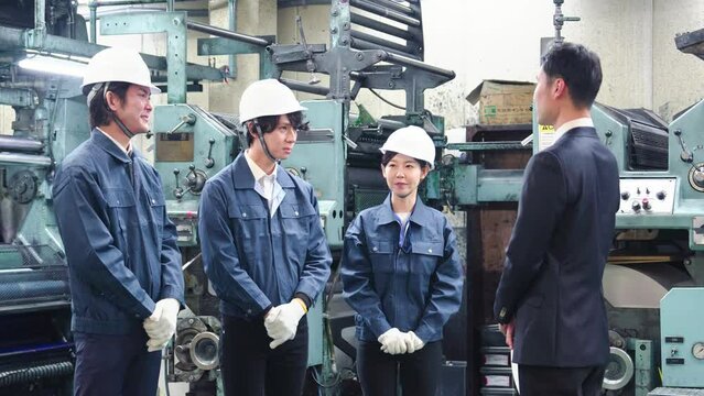 工場で働く技術者